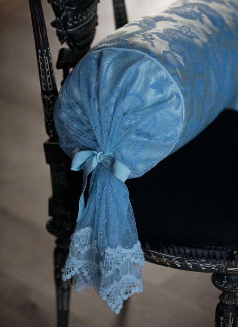 Dutch Boudoir Luxury Bed Fashion een rolkussen Le Ciel Bleu, dealet slaapkenner theo bot